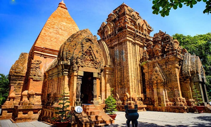 Bạn có thể tìm thấy mọi thứ về cuộc sống ở Nha Trang trên NhaTrangLives.com